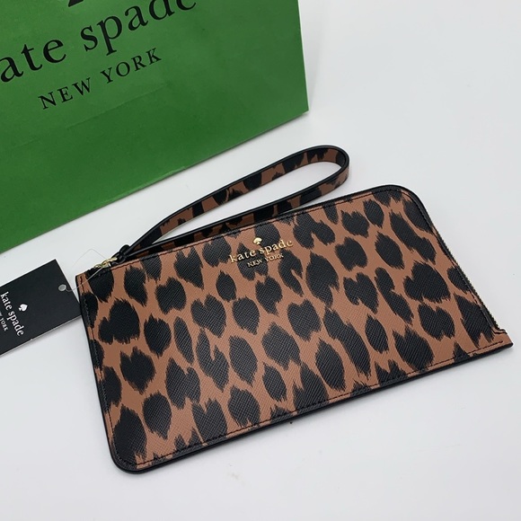 Kate Spade Lucy Medium L-Zip Wristlet
COLOR:
Multi
NWT - Picture 16 of 16
